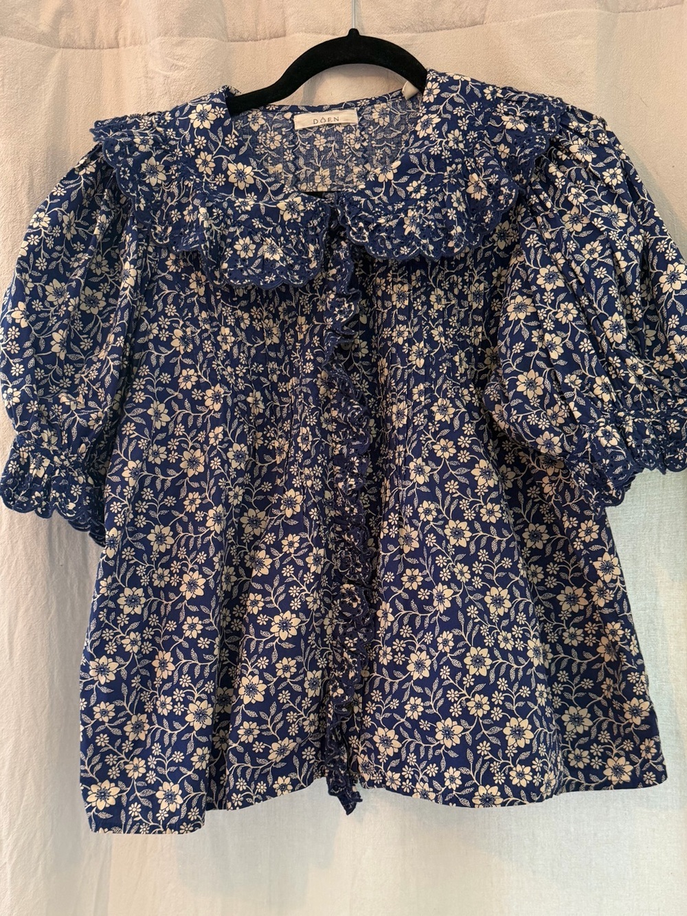 Doen “Quincy” Blue Floral Puff-Sleeve Blouse w/Eyelet Collar. Rare! 🎀 - Picture 2 of 6